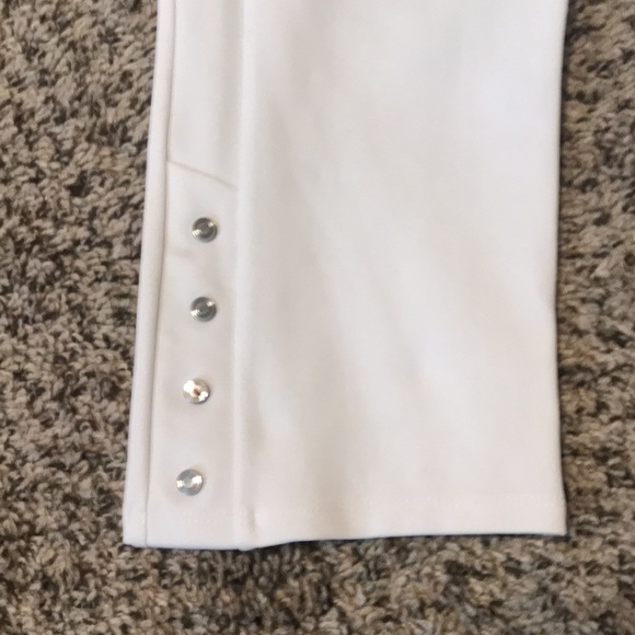 PETER NYGARD LUXE SLIMS. NWT. Size Medium 10/12. White Capris. - Picture 6 of 7